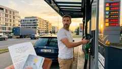 Dolar znovu sílí. Proč se to tentokrát netýká jen traderů – a co s tím má společného Hormuz