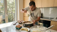 Tvarohová „zebra“ bez mouky: vypadá jako z cukrárny a jeden detail rozhodne o pruzích (a co znamená „bez cukru“ v praxi)