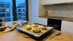 Stohy z mletého masa se zelím a sýrem: rychlá večeře z jednoho plechu