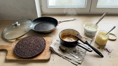 Dort na pánvi bez trouby: kakaové pláty, tvarohový krém a kávová propitka