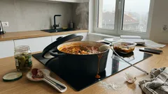 Sametová soljanka: jak ji uvařit výraznou, ale jemnou – a proč ji nechat chvíli odpočinout