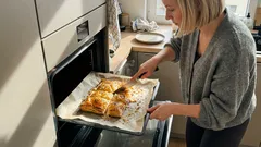 Slané mini čtverečky z listového těsta se sýrem a šunkou hotové za pár minut