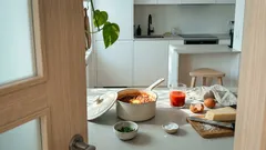 Pohanku zkuste uvařit v rajčatové šťávě: šťavnatý oběd s vejcem a parmezánem za 20 minut