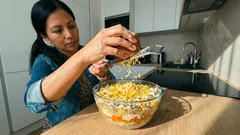 Jedna uzená vrstva a klasická Mimóza je rázem slavnostní – tuňákový salát do kopečku