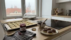 Domácí sušenky ve stylu „Příhody“: nadýchaný piškot, ovocná vrstva a jeden trik na čokoládu