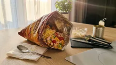 Salát v sáčku od chipsů: nejrychlejší párty pohoštění hotové za 5 minut