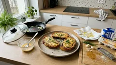 Sýrové topinky ve vajíčku: rychlá teplá svačina z pánve za pár minut