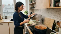 Poctivé „holubce“ bez balení: masové kuličky se zelím a bramborami v rajčatech