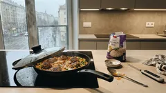 Frikadely s rýží z jedné pánve: voňavá večeře, která se udělá skoro sama